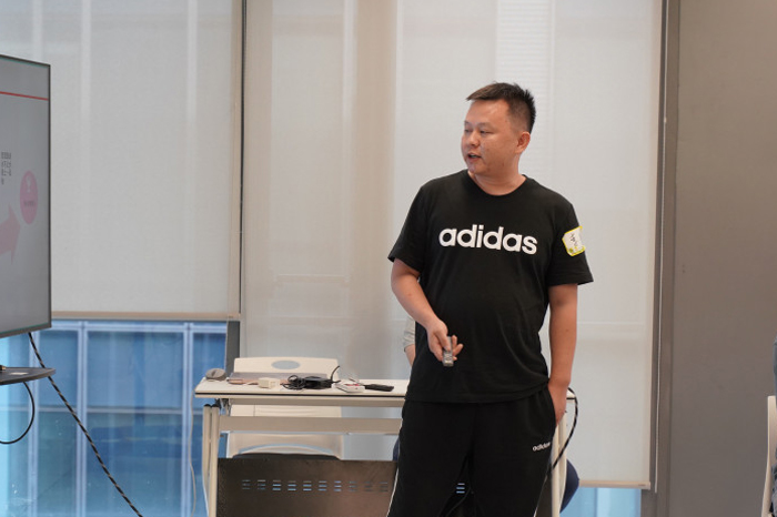 和记AG平台娱乐官网物流汇报工作的李经理